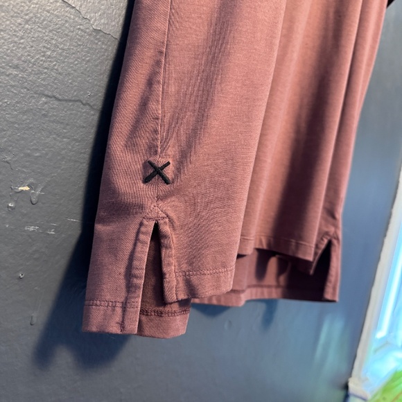 Cuts Clothing Split Hem T-shirt - Picture 6 of 6